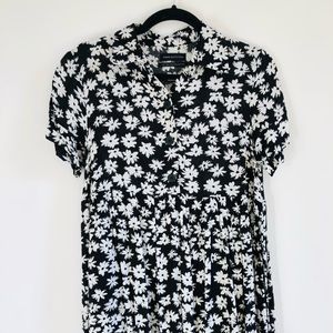 Urban Outfitters maxi floral dress, Size Small and can definitely fit Medium 🖤